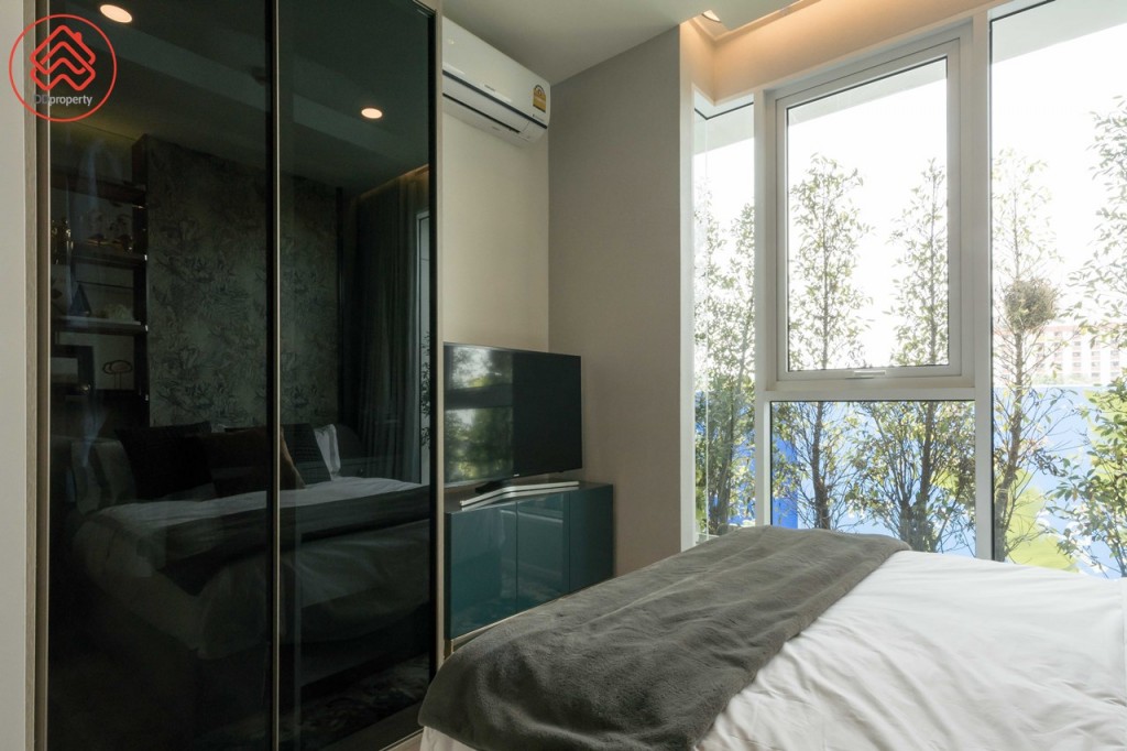 ตู้เสื้อผ้าบิลท์อิน ห่างจากปลายเตียงประมาณ 60 เซนติเมตร มีพื้นที่สำหรับวางชั้นวางโทรทัศน์ด้านข้าง