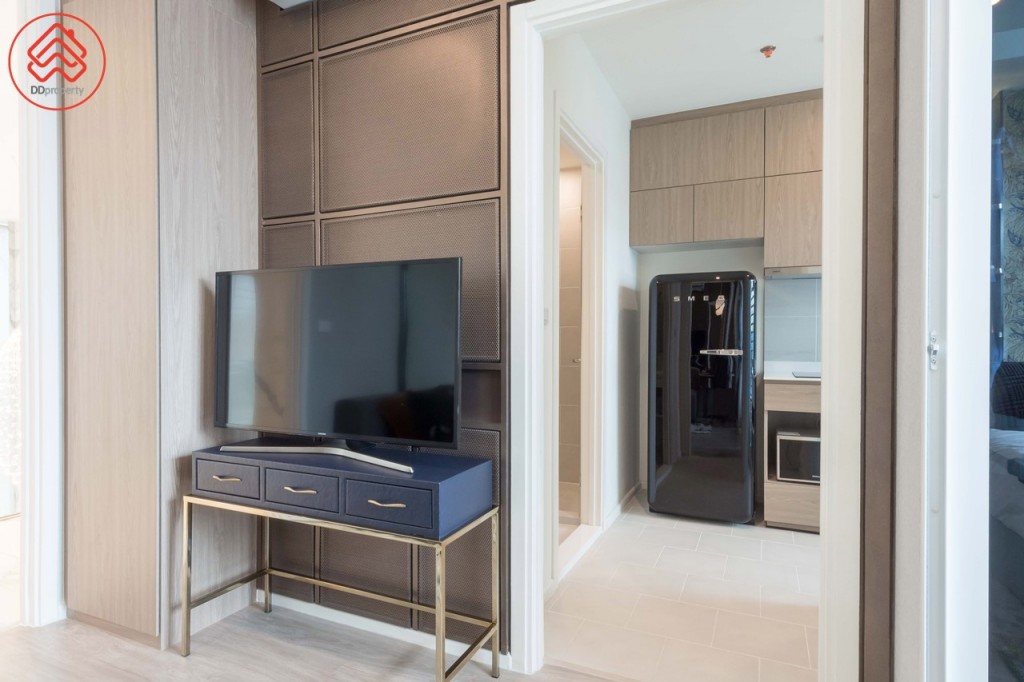 จากห้องนั่งเล่นเชื่อมต่อกับห้องครัวและห้องน้ำ ห้องจริงจะมีประตูบานสวิงกั้นเป็นสัดส่วน ทำครัวได้จริงจังมากขึ้น