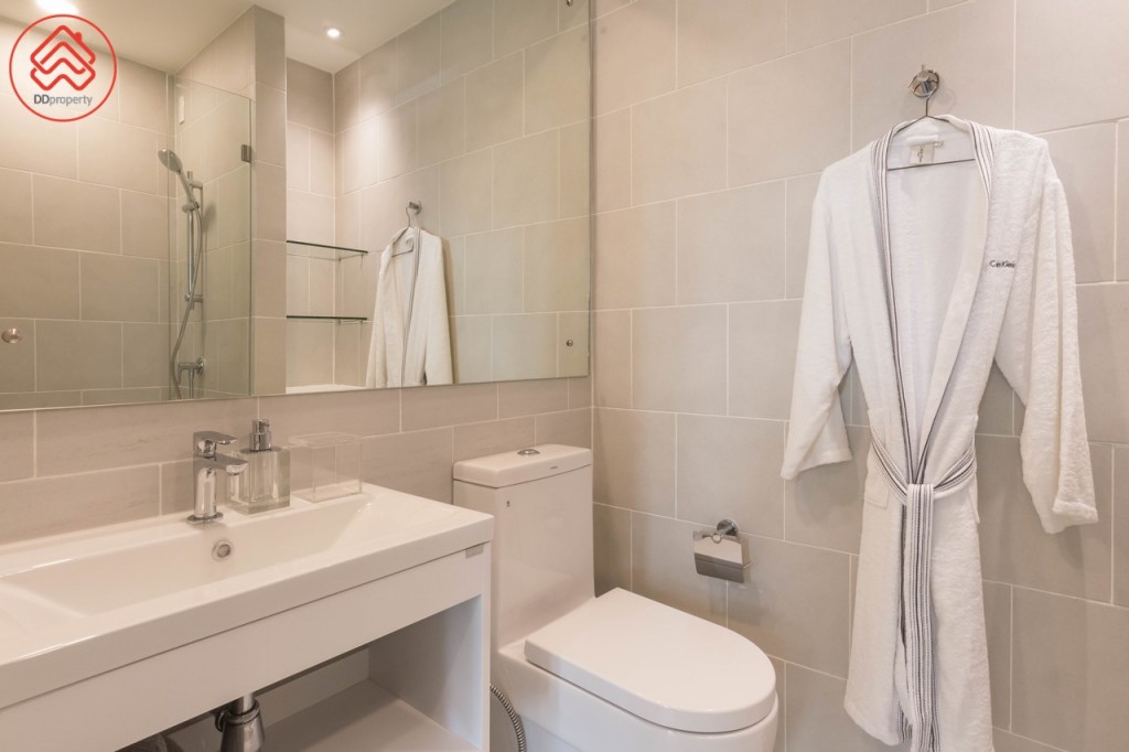 ห้องน้ำอุปกรณ์ครบครันของ Hafele ทั้งหมด ขอบประตูยกสูงประมาณ 4 เซนติเมตร พื้นและผนังปูกระเบื้องขนาด 30x30 เซนติเมตร