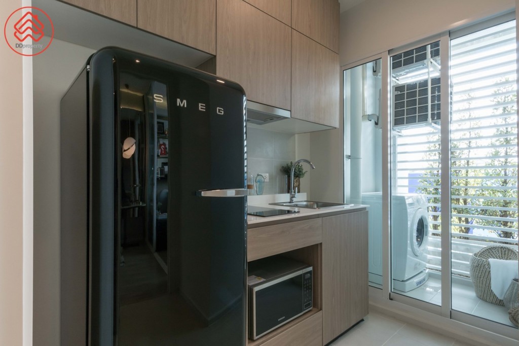 ห้องครัวมาพร้อมตู้ครัวบิลท์อินบน-ล่าง มีช่องว่างสำหรับวางตู้เย็นกว้างประมาณ 80 เซนติเมตร มีเตาไฟฟ้า เครื่องดูดควัน และอ่างล้างจานของ Hafele ตัว Back Splash ปูกระเบื้องขนาด 30x30 เซนติเมตร ทางเดินกว้างประมาณ 90 เซนติเมตร พื้นปูกระเบื้องขนาด 30x30 เซนติเมตร