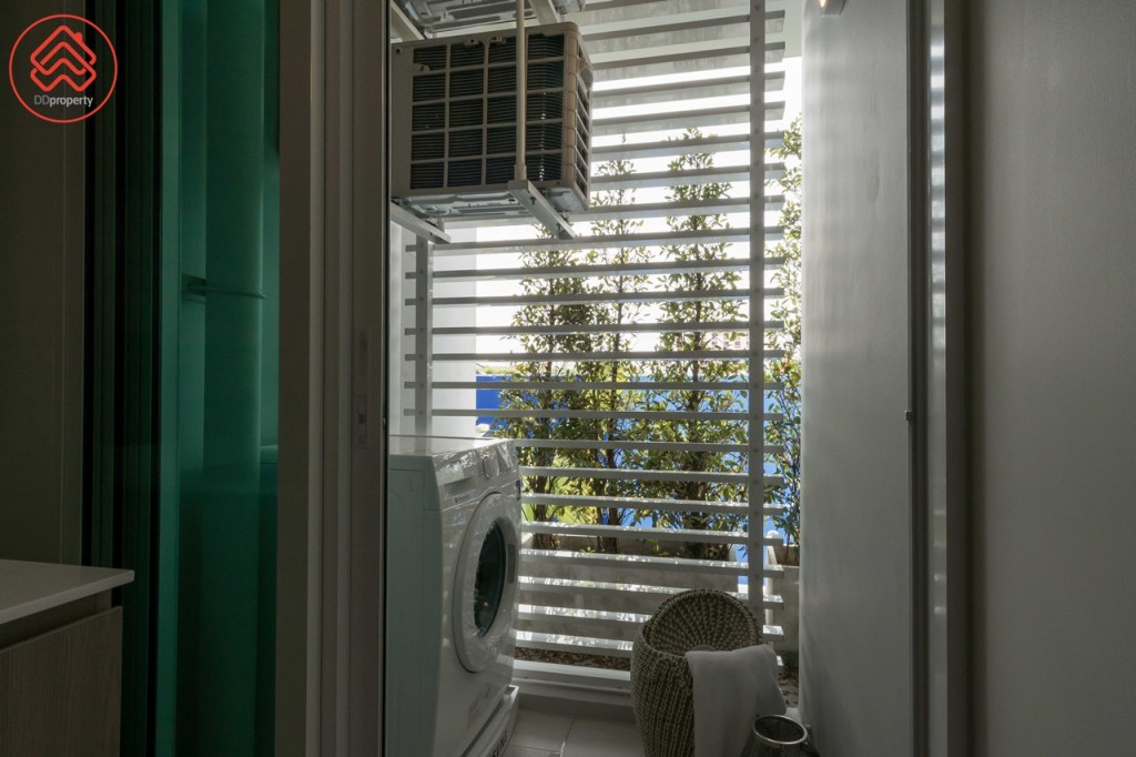 ระเบียงกั้นเป็นสัดส่วนด้วยประตูกระจกบานเลื่อนแบบ 3 ตอน ขอบประตูยกสูงประมาณ 12 เซนติเมตร ระเบียงกว้างประมาณ 1.15 เมตร ยาวประมาณ 1.60 เมตร ออกแบบให้เป็น Private Balcony มีระแนงกั้นเพิ่มความสวยงามและเป็นระเบียบเมื่อมองจากภายนอก ติดตั้งคอมเพรสเซอร์ 2 เครื่อง สูงจากพื้นประมาณ 1.60 เมตร พื้นปูกระเบื้องขนาด 30x30 เซนติเมตร