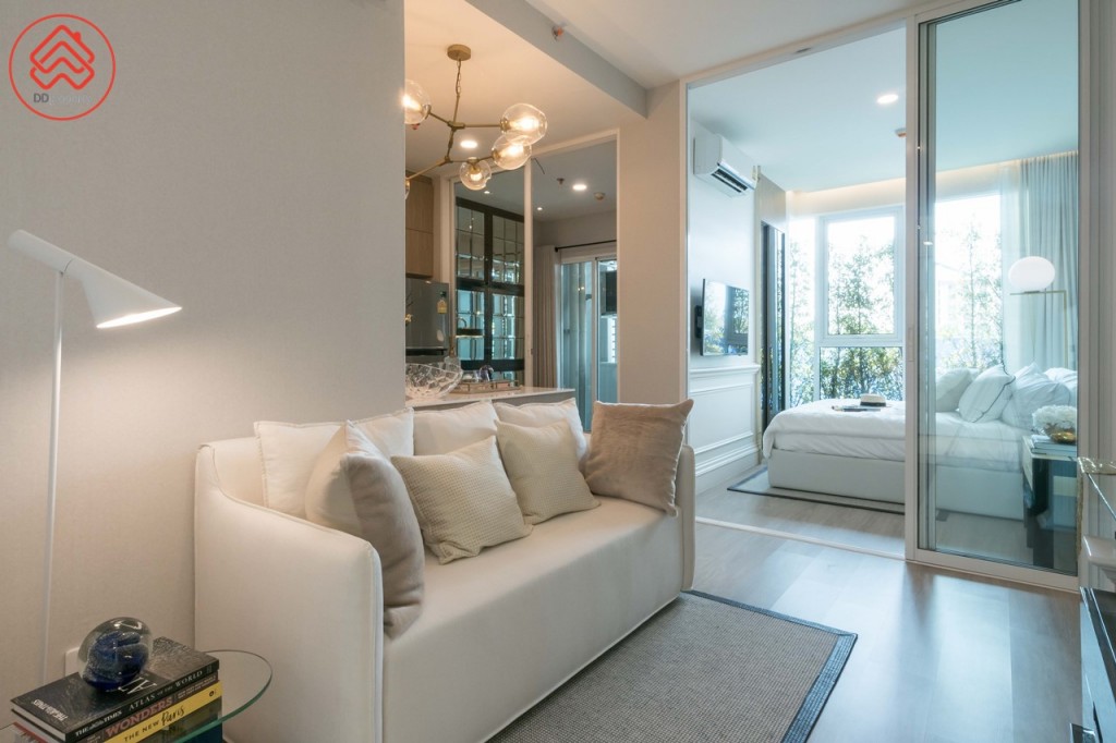 มุมโซฟาขนาดใหญ่ ห่างจากชั้นวางโทรทัศน์ประมาณ 1.25 เมตร