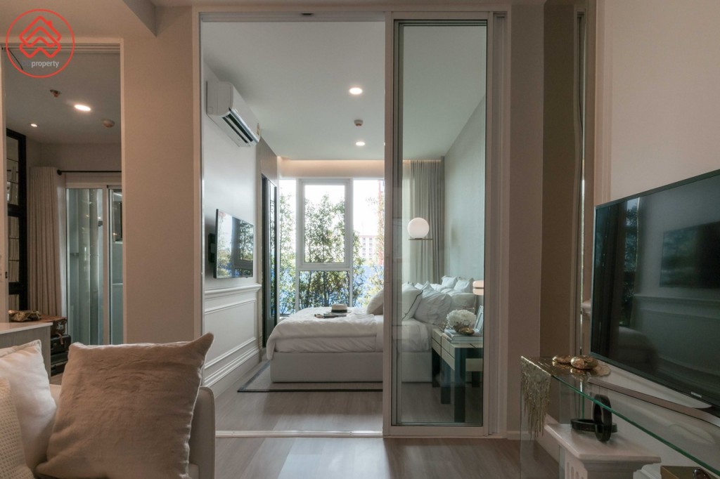 เชื่อมต่อกับห้องนอนด้วยประตูกระจกบานเลื่อนแบบ 3 ตอน บานใหญ่ สูงจรดเพดาน