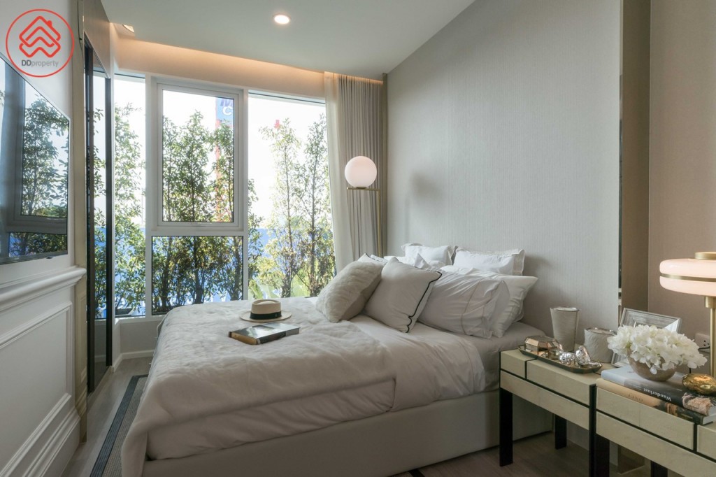 ห้องนอนขนาดใหญ่วางเตียงขนาด 5 ฟุตขึ้นไป ได้สบาย ๆ ข้างเตียงห่างจากประตูกระจกบานเลื่อนประมาณ 1.15 เมตร เปิดรับวิวด้วยหน้าต่างกระจกบานกระทุ้ง และบานฟิกซ์บานใหญ่ พร้อมผนังกระจกเข้ามุม มีผ้าม่านที่แถมมาให้กับห้อง ห่างจากข้างเตียงประมาณ 80 เซนติเมตร