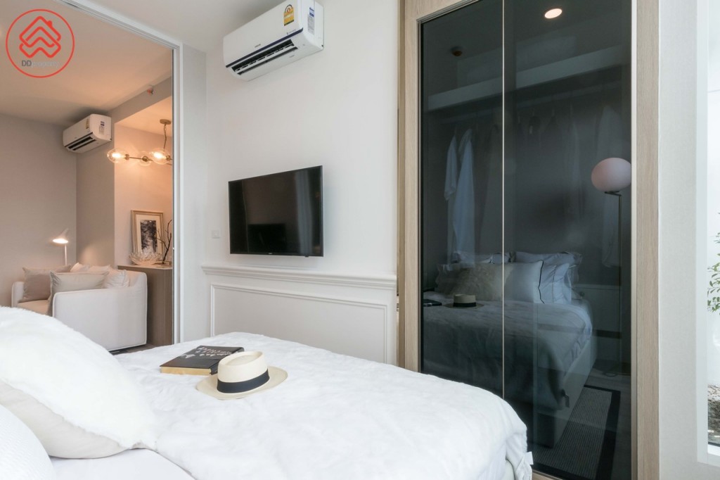 ห่างจากปลายเตียงประมาณ 45 เซนติเมตร เป็นตู้เสื้อผ้าบิลท์อินที่แถมมาให้กับห้อง ด้านข้างตกแต่งเป็นโทรทัศน์แบบแขวนผนัง