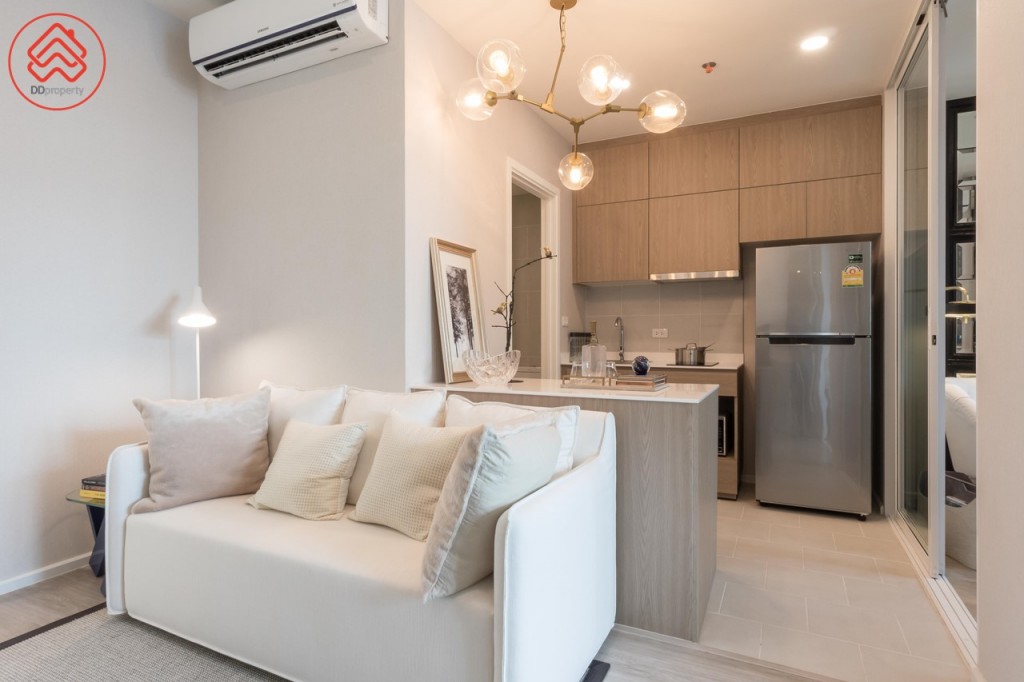 ห้องนั่งเล่นเชื่อมต่อแบบ Open Space กับห้องครัว ทางเดินกว้างประมาณ 80 เซนติเมตร