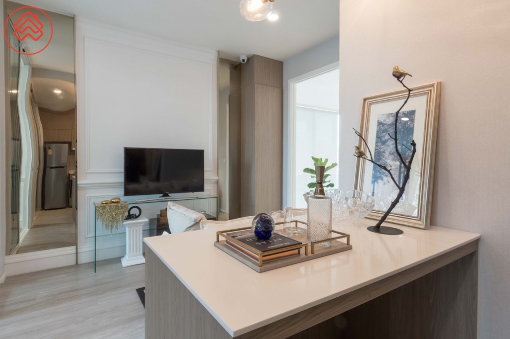 Kitchen Island ตัว Top เป็นหินเทียมสีขาว ที่ออกแบบสำหรับเป็นพื้นที่เตรียมอาหาร และรับประทานอาหาร แล้วดูโทรทัศน์ไปพร้อมกันได้