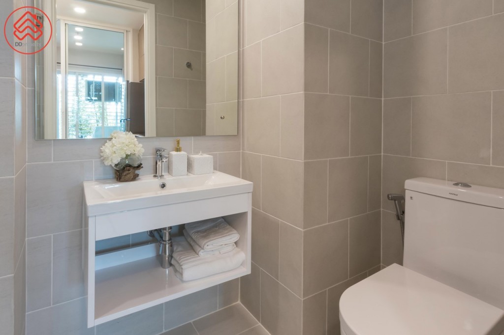 ห้องน้ำอุปกรณ์ครบครันของ Hafele ทั้งหมด ขอบประตูยกสูงประมาณ 4 เซนติเมตร พื้นและผนังปูกระเบื้องขนาด 30x30 เซนติเมตร