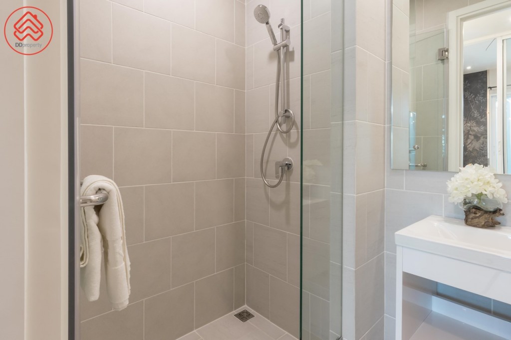 พื้นที่อาบน้ำกั้นเป็นสัดส่วนด้วยบานกระจกนิรภัย ขอบประตูยกสูงประมาณ 5 เซนติเมตร พื้นที่อาบน้ำกว้างประมาณ 80 เซนติเมตร ยาวประมาณ 1.25 เมตร มาพร้อมฝักบัวของ Hafele