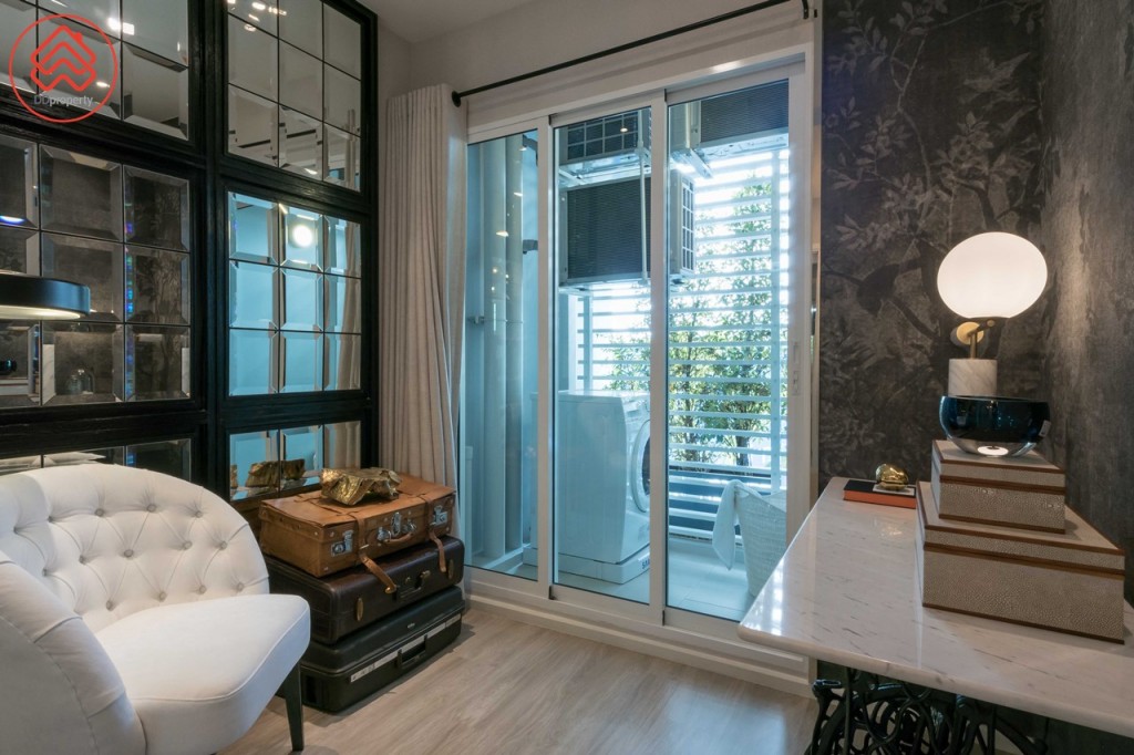 ห้องเอนกประสงค์ที่รองรับไลฟ์สไตล์ของผู้อยู่อาศัยได้หลากหลาย เป็นได้ทั้งห้องทำงาน ห้องเก็บของสะสม หรือห้องนอนเล็ก พื้นปูลามิเนตหนา 12 มิลลิเมตร