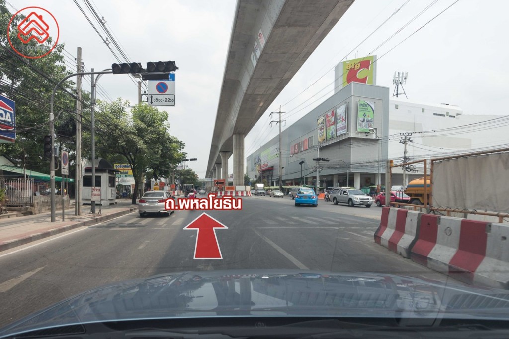 เดินทางโดยใช้ ถ.พหลโยธิน มุ่งหน้าสะพานใหม่ ผ่านวงเวียนหลักสี่ และผ่านบิ๊กซี สะพานใหม่