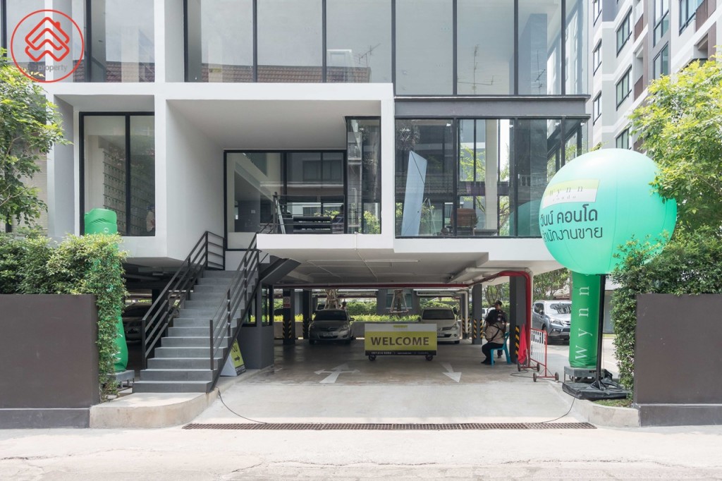 ทางเข้า-ออกโครงการทางเดียว มีป้อมพร้อมพนักงานรักษาความปลอดภัยตลอด 24 ชั่วโมง ด้านบนเป็นสิ่งอำนวยความสะดวกบนอาคาร A