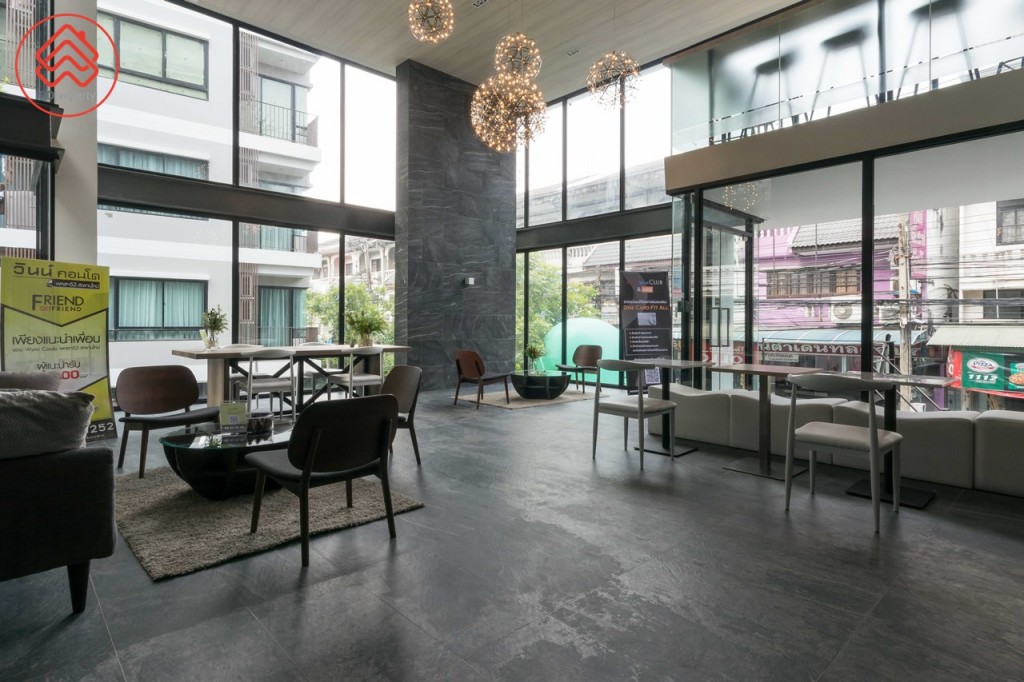 ชั้นที่ 2 ของอาคาร A เป็นล็อบบี้เพดานสูง