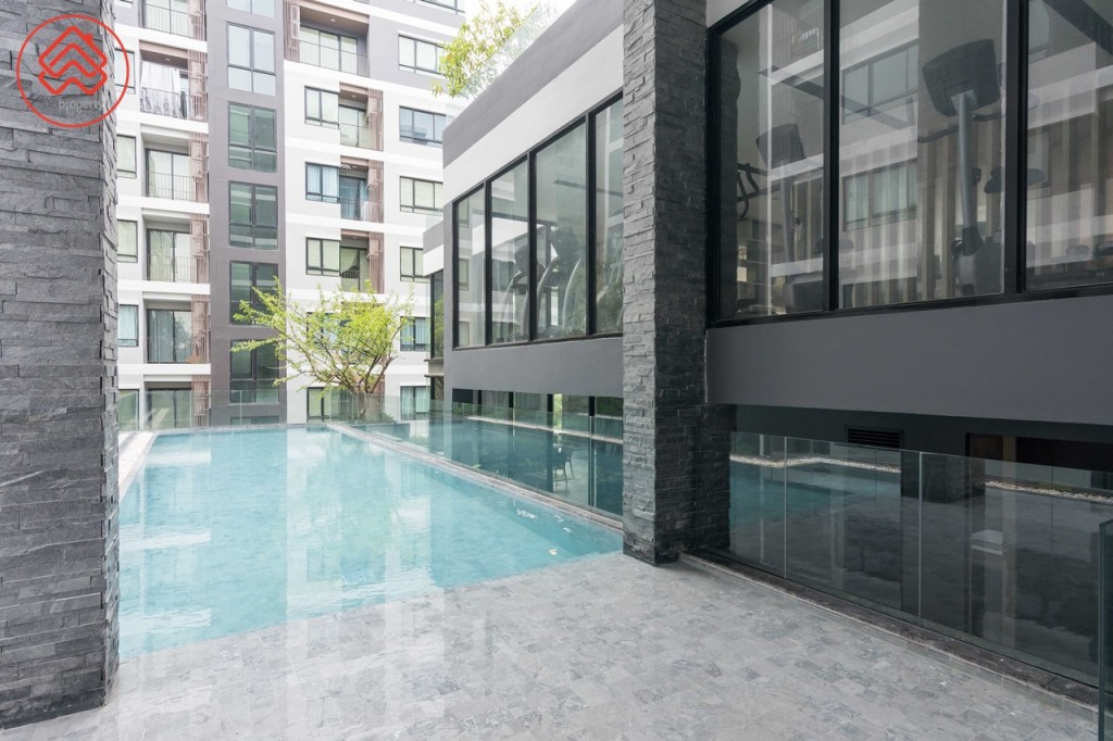 สระว่ายน้ำขนาดใหญ่ ลึก 1.20 เมตร