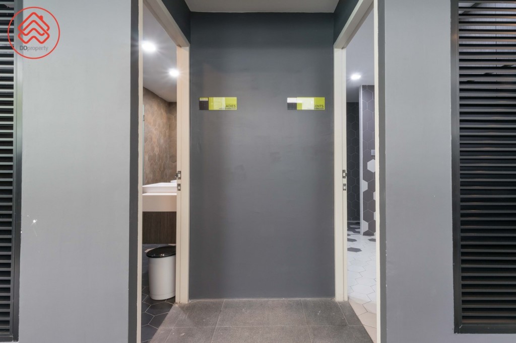 ห้องน้ำ และที่อาบน้ำริมสระ แยกชาย-หญิง