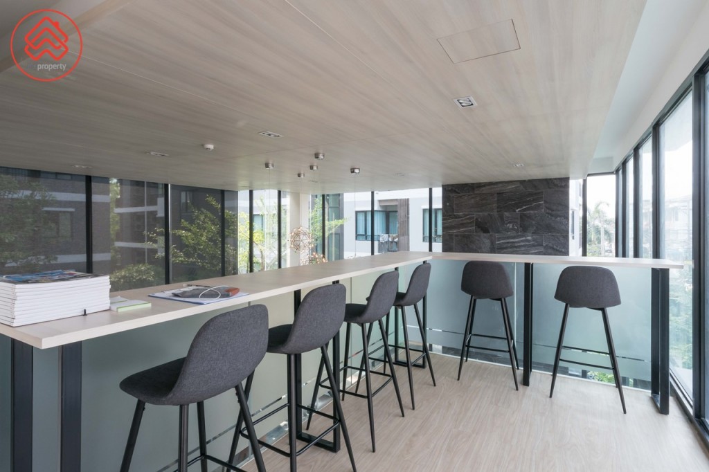 ขึ้นมาบนชั้นที่ 3 เป็นห้องสมุด สำหรับนั่งทำงาน และอ่านหนังสือ