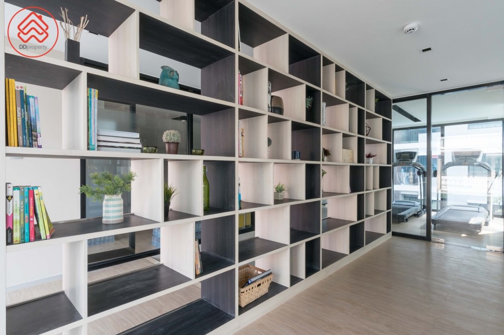 มุมชั้นวางหนังสือเป็นทางเดินเชื่อมต่อไปฟิตเนส