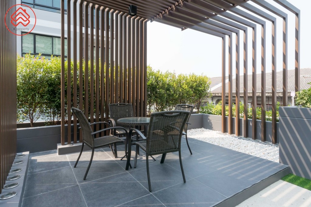 บนชั้นที่ 4 เป็นพื้นที่สวน และที่นั่งพักผ่อน