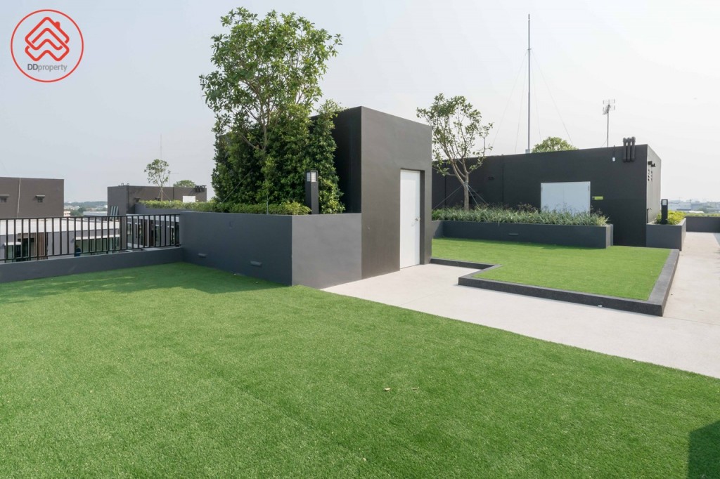บนดาดฟ้าของอาคาร B เป็นพื้นที่สวนขนาดใหญ่ พร้อมมุมพักผ่อนชมวิว และ Grill bar มุมปาร์ตี้