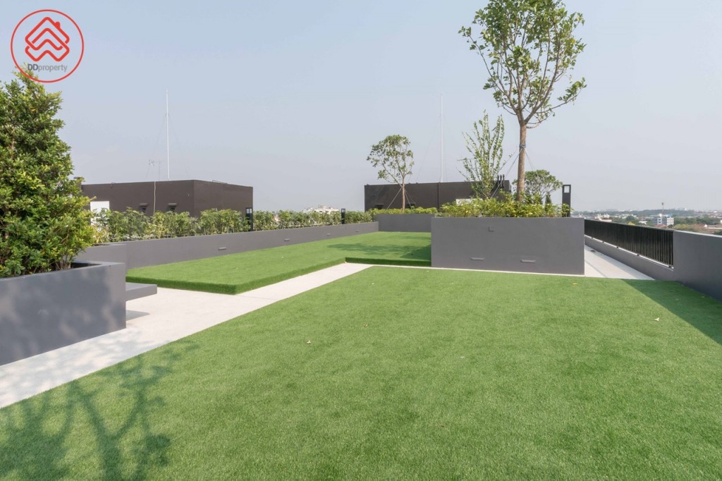 เช่นเดียวกับดาดฟ้าของอาคาร C