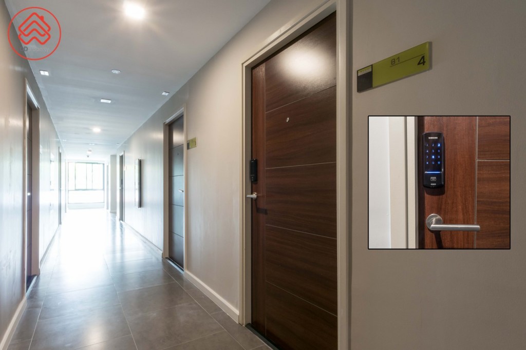 ทางเดินหน้าห้องกว้างประมาณ 1.50 เมตร ประตูหน้าห้องกว้างประมาณ 90 เซนติเมตร สูงประมาณ 2 เมตร มาพร้อม Digital Door Lock