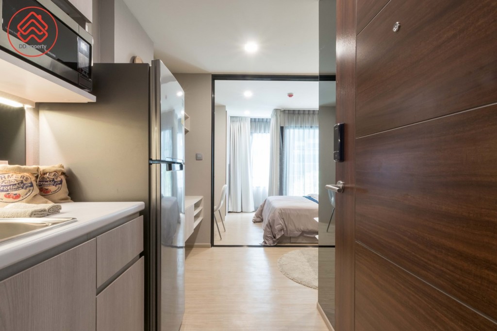 เข้ามาภายในห้องเป็นห้องครัว เชื่อมต่อกับห้องนั่งเล่น โปร่งโล่งด้วยเพดานสูง 2.40 เมตร พื้นปูสมาร์ทไวนิล