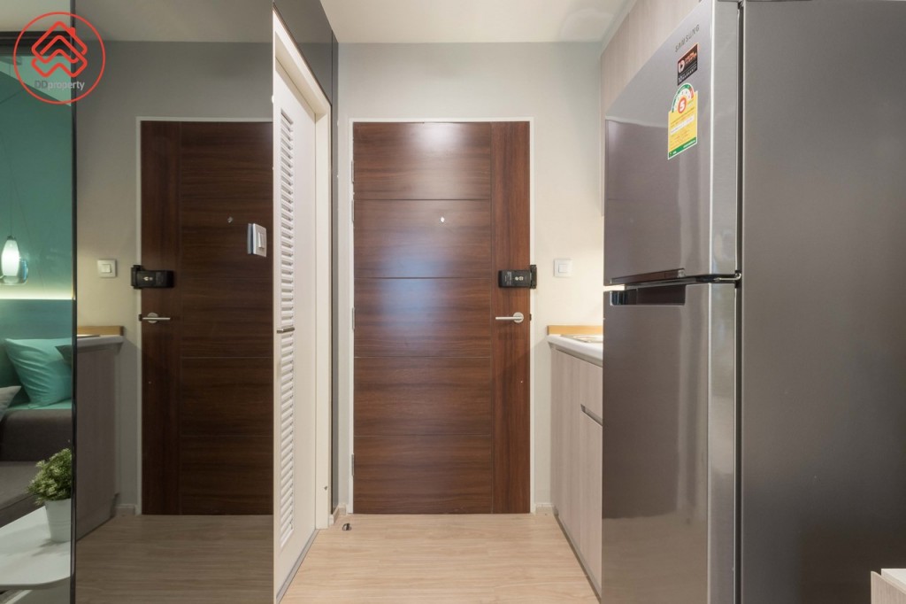 โซนหน้าห้องทางเดินกว้างประมาณ 1.10 เมตร ห้องครัวมาพร้อมกับตู้บิลท์อินบน-ล่าง ด้านข้างเว้นช่องว่างกว้างประมาณ 80 เซนติเมตร สามารถวางตู้เย็นขนาด 9.1 คิว ได้สบาย