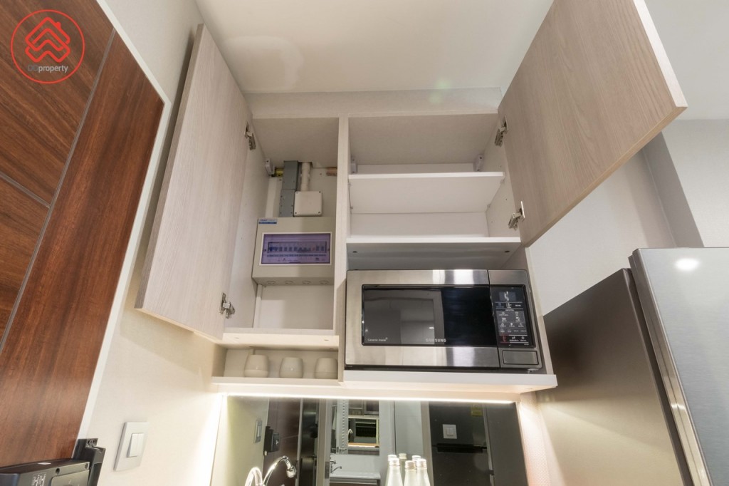 เช่นเดียวกับตู้ครัวบิลท์อินด้านบนเก็บเครื่องปรุง หรือเครื่องครัวได้ มีช่องว่างสำหรับวางเตาไมโครเวฟ