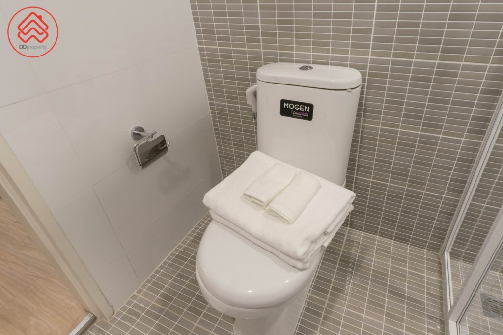 โถสุขภัณฑ์ของ Mogen พร้อมสายฉีดชำระ และที่ใส่กระดาษชำระ