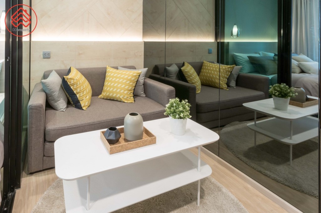 มาต่อกันที่ห้องนั่งเล่น มาพร้อมกับโซฟาเบด และโต๊ะกลาง ที่แถมมากับห้อง