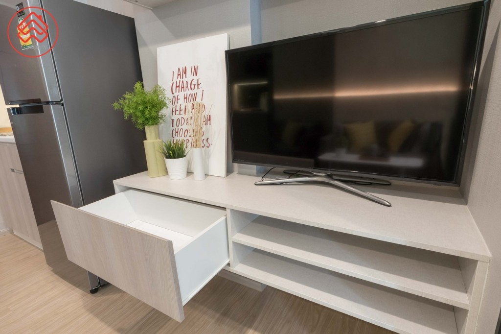 ด้านล่างชั้นวางโทรทัศน์ออกแบบเป็นลิ้นชักเก็บของ