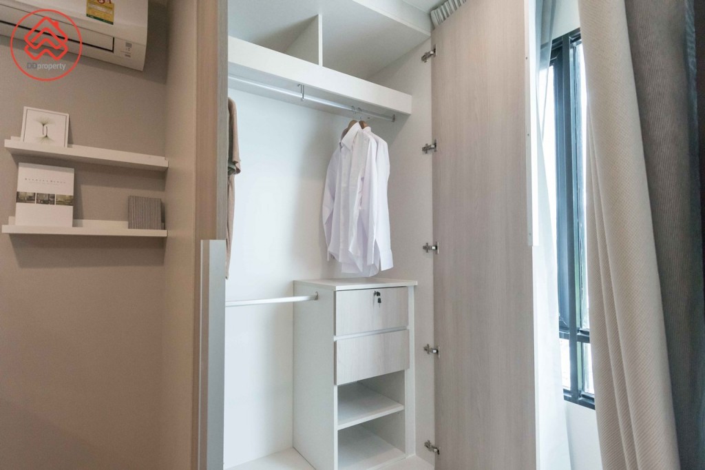 ตู้เสื้อผ้าบิลท์อินสูงจรดเพดาน เก็บเสื้อผ้าและของได้หลากหลาย