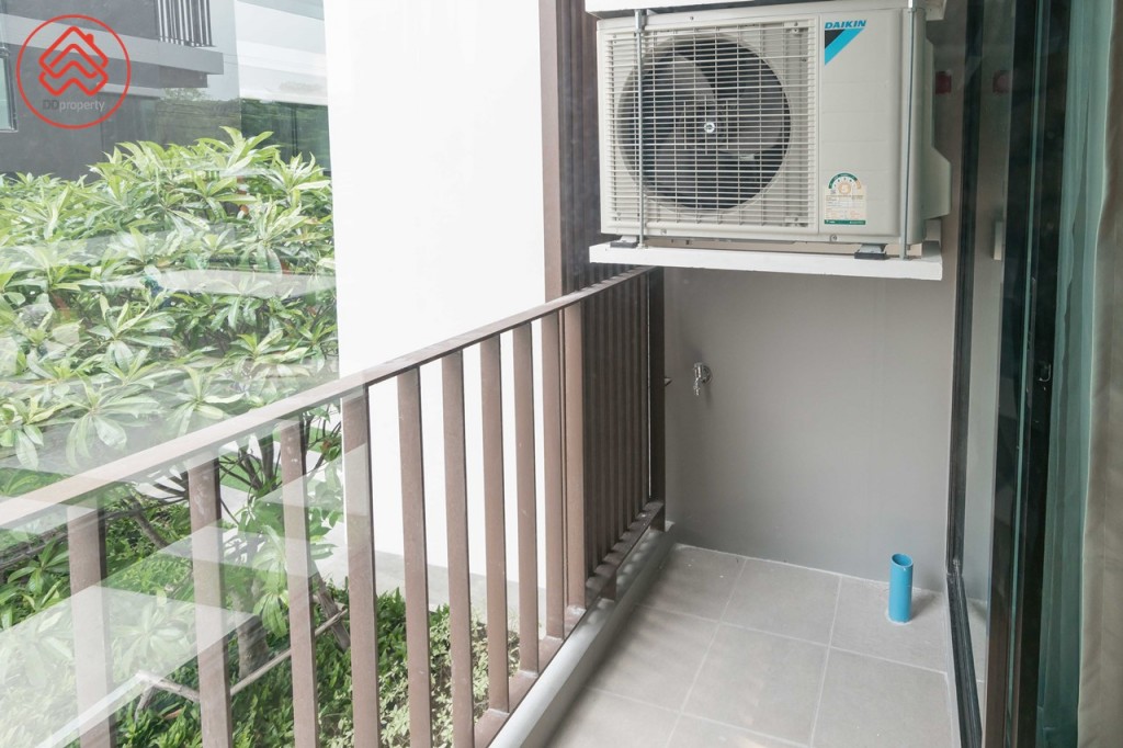 ระเบียงกว้างประมาณ 95 เซนติเมตร ยาวประมาณ 1.60 เมตร รั้วสูงประมาณ 95 เซนติเมตร พื้นปูกระเบื้องขนาด 30x30 เซนติเมตร ด้านบนติดตั้งคอมเพรสเซอร์เครื่องปรับอากาศ (ห้องจริงจะติดตั้งเครื่องเดียว) สูงจากพื้นประมาณ 1.65 เมตร พร้อมระแนงกั้นเพื่อความสวยงาม ด้านล่างมีก๊อกน้ำ และท่อระบายน้ำ สำหรับติดตั้งเครื่องซักผ้าให้เรียบร้อย