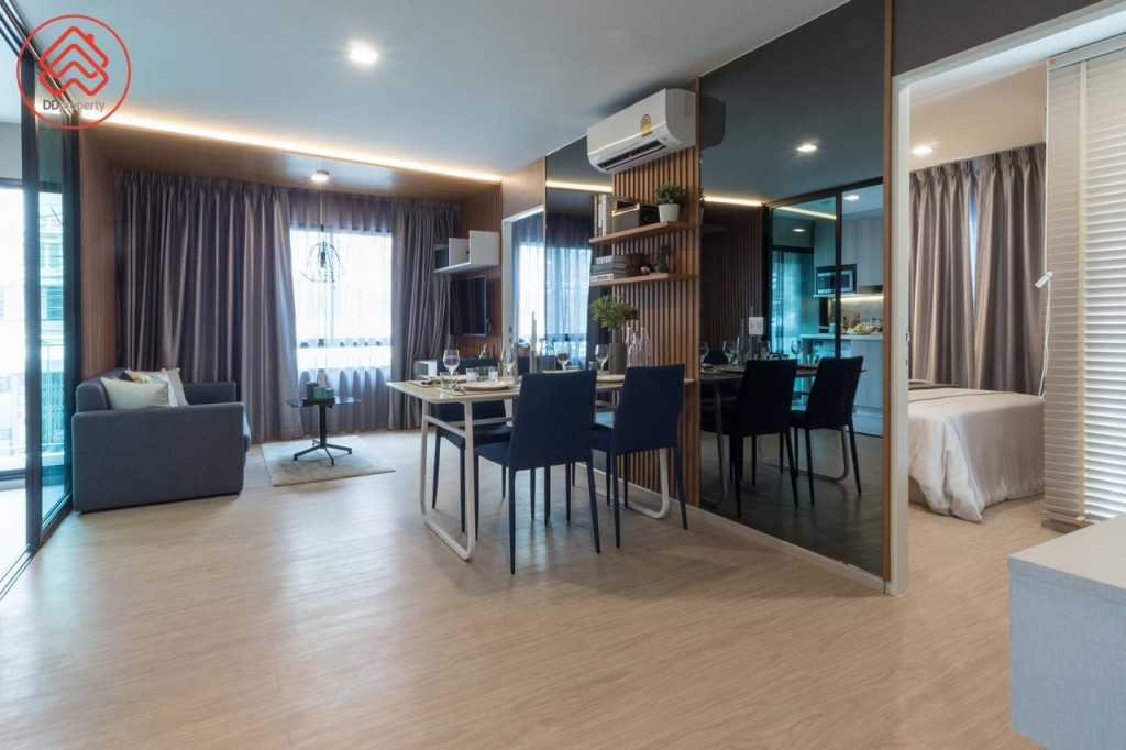 เข้ามาภายในห้องเป็นห้องรับประทานอาหาร เชื่อมต่อกับห้องนั่งเล่น โปร่งโล่งด้วยเพดานสูง 2.40 เมตร พื้นปูสมาร์ทไวนิล