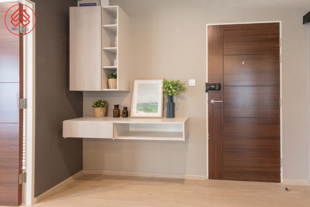 โซนหน้าห้องตกแต่งเป็นชั้นวางของ