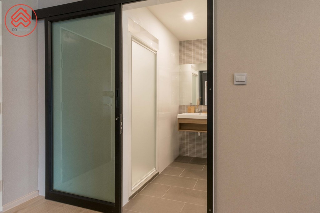 ด้านข้างเป็นห้องน้ำกั้นด้วยประตูกระจกบานเลื่อน พื้นห้องน้ำดร็อปจากพื้นห้องประมาณ 2 เซนติเมตร