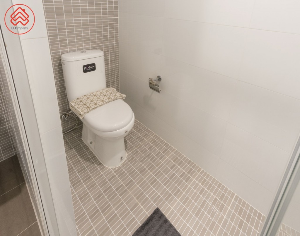 ห้องน้ำมาพร้อมโถสุขภัณฑ์ของ Mogen สายฉีดชำระ และที่ใส่กระดาษชำระ