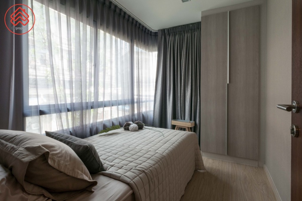 ห้องนอนเล็ก วางเตียงขนาด 3 ฟุต ได้สบาย ๆ ทางเดินข้างเตียงกว้างประมาณ 90 เซนติเมตร เปิดรับวิวเต็มที่ด้วยผนังกระจกเข้ามุม และหน้าต่างกระจกบานเลื่อนแบบสลับ ปลายเตียงตกแต่งเป็นตู้เสื้อผ้าบิลท์อิน