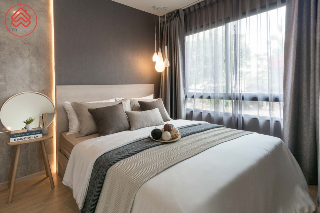 เปิดรับวิวเต็มสายตาด้วยผนังกระจกเข้ามุม ปลายเตียงและข้างเตียงห่างจากผนังประมาณ 50 เซนติเมตร