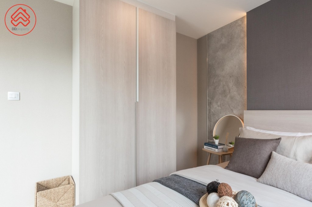 ข้างเตียงอีกด้านเป็นมุมวางตู้เสื้อผ้าบิลท์อิน ห่างจากข้างเตียงประมาณ 60 เซนติเมตร