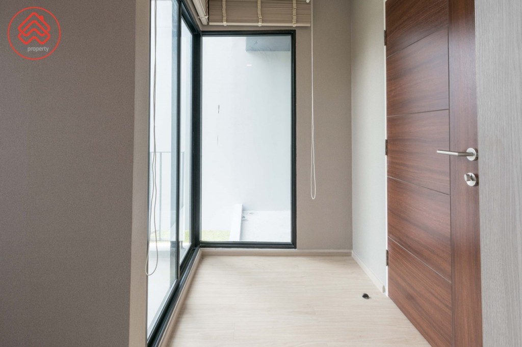 พิเศษด้วยระเบียงส่วนตัวภายในห้อง มุมหน้าห้องกว้างประมาณ 1.40 เมตร รองรับการใช้งานได้หลากหลาย เปิดรับวิวมากขึ้นด้วยผนังกระจกเข้ามุม