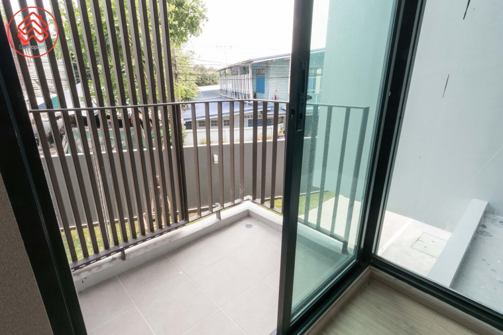 เชื่อมต่อกับระเบียงด้วยประตูกระจกบานเลื่อนแบบสลับ ขอบประตูยกสูงประมาณ 10 เซนติเมตร ระเบียงกว้างประมาณ 90 เซนติเมตร ยาวประมาณ 1.40 เมตร รั้วสูงประมาณ 95 เซนติเมตร พื้นปูกระเบื้องขนาด 30x30 เซนติเมตร