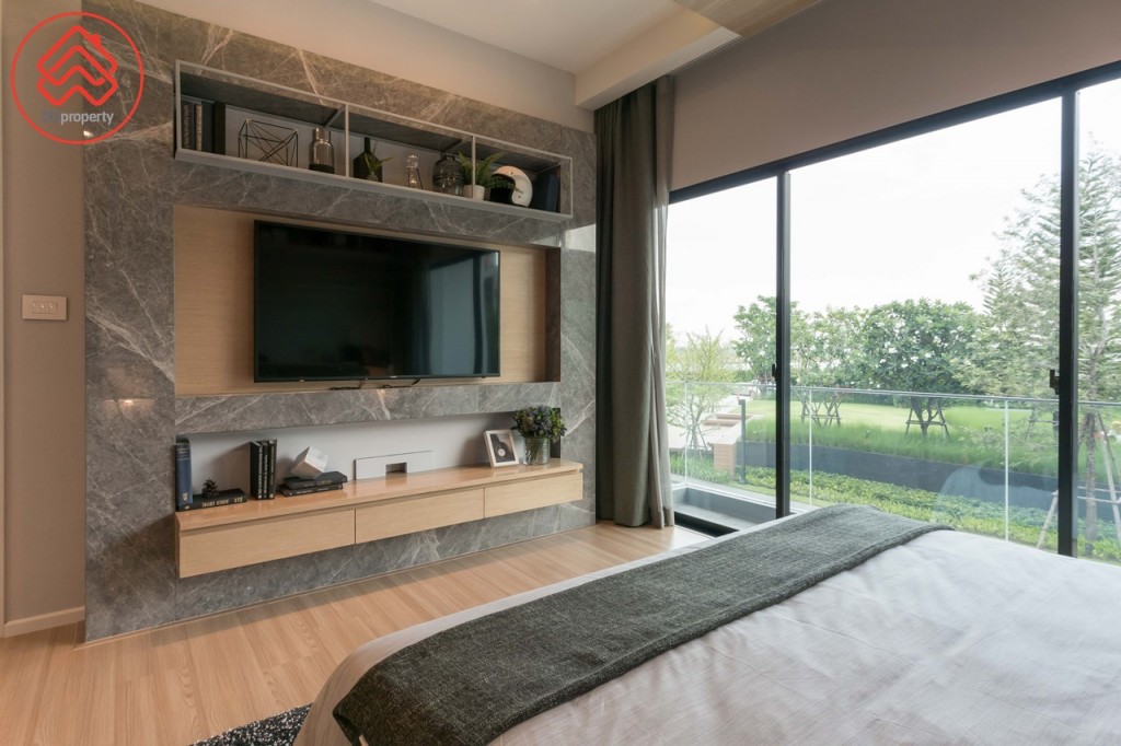 ห่างจากปลายเตียงประมาณ 1.35 เมตร เป็นมุมชั้นวางโทรทัศน์