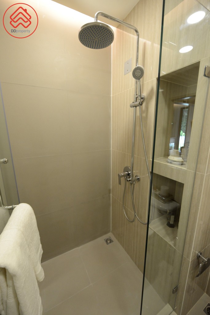 ส่วนโซนอาบน้ำ กั้นด้วยตู้กระจกใส ป้องกั้นน้ำกระเด็น ภายในเป็นฝักบัวขนาดใหญ่และขนาดเล็ก ระบบแยกน้ำเย็น-ร้อน  พร้อมที่วางของ