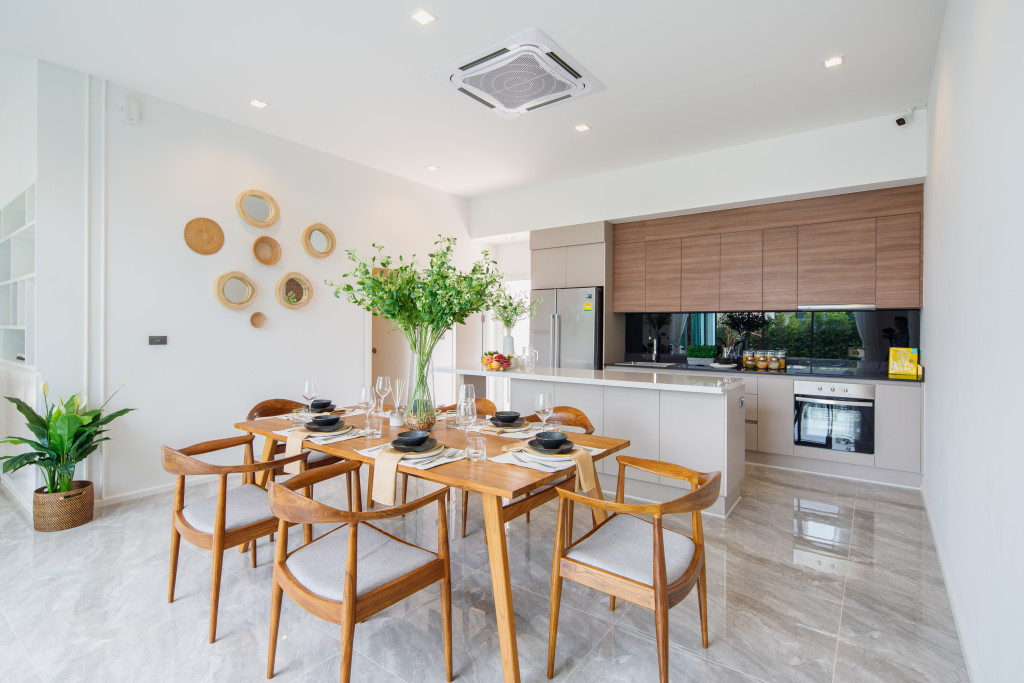 พื้นที่กว้างขวางสำหรับห้องรับแขกและห้องรับประทานอาหาร ห้องครัวมาพร้อมกับเตาไฟฟ้า เครื่องดูดควัน และอ่างล้างจาน