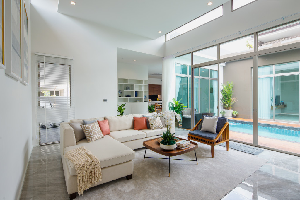 ห้องรับแขกเปิดรับวิวสระว่ายน้ำ