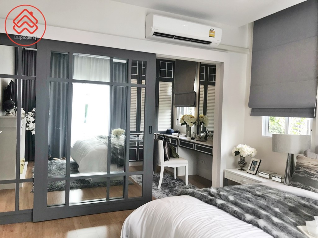 Passorn Theparak-Bangna Paradiz Poem_4871