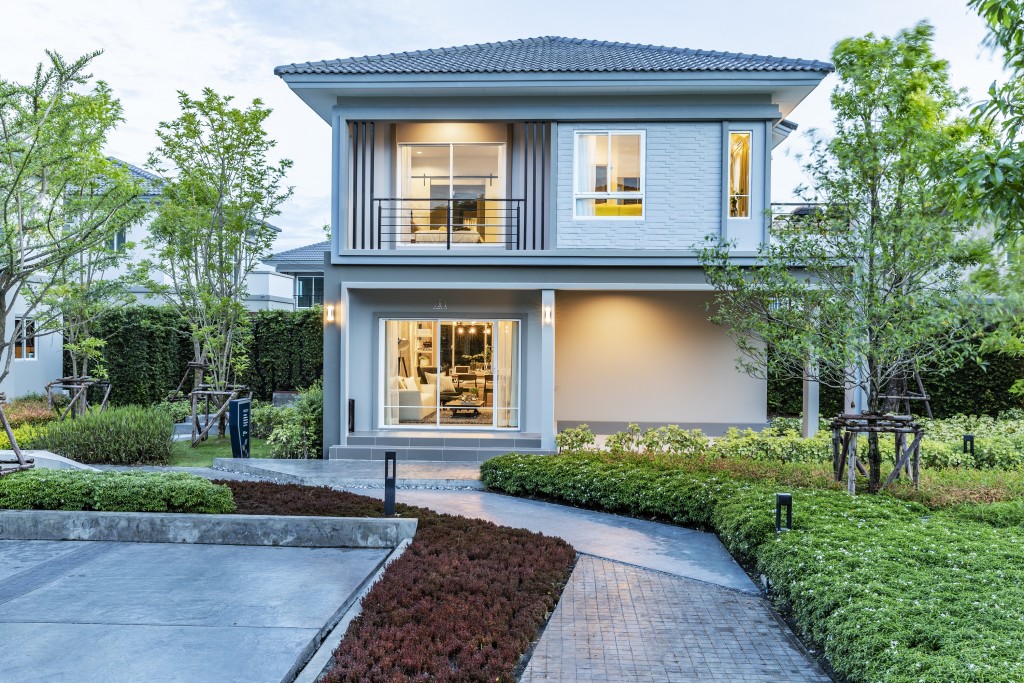 THE PLANT_Thepharak_Pricey Infrontof