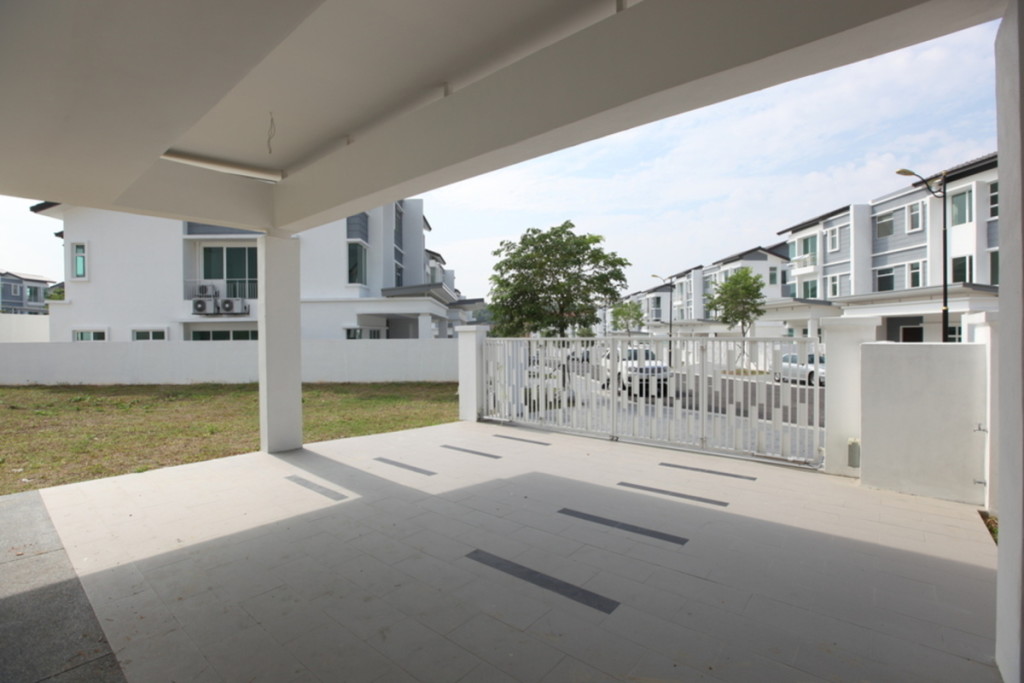 Tropicana Cheras, Kajang car porch is able to fit a maximum of 2 cars. 