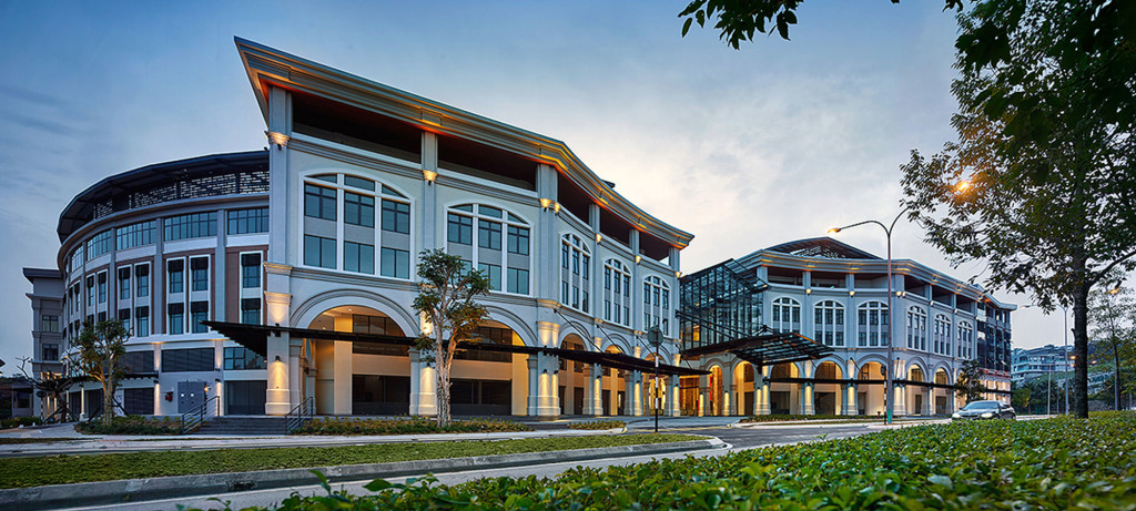 Plaza Arkadia, Desa Park City the everyday convenience of having shops, restaurants, coffee bars, banks, clinics and a supermarket.